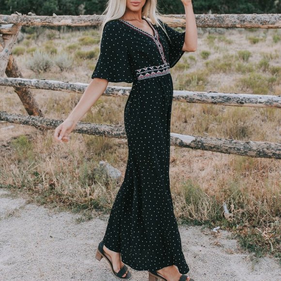 Elegant Black Maxi Dress with Embroidered Details - Picture 3 of 9